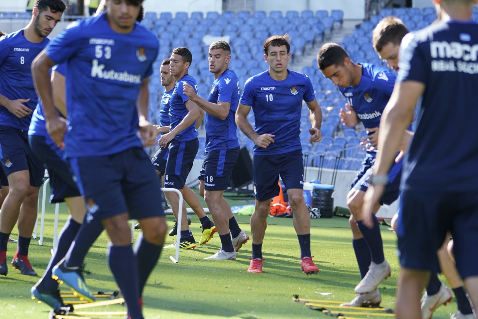 La plantilla del primer equipo se ha ejercitado por primera en el nuevo campo de Anoeta antes de recibir el sábado al Barcelona