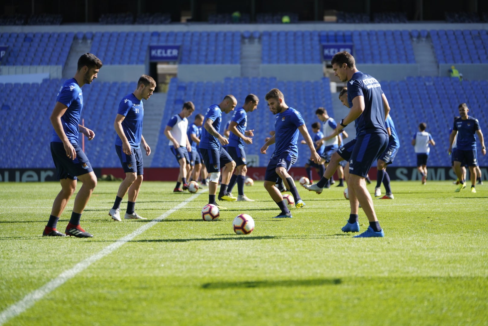 La plantilla del primer equipo se ha ejercitado por primera en el nuevo campo de Anoeta antes de recibir el sábado al Barcelona