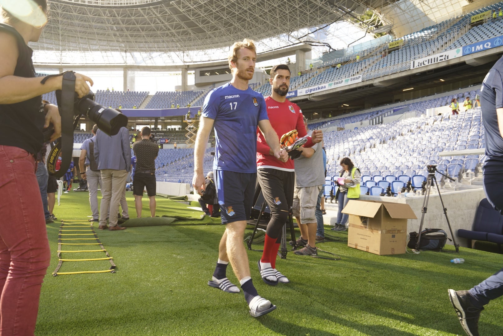 La plantilla del primer equipo se ha ejercitado por primera en el nuevo campo de Anoeta antes de recibir el sábado al Barcelona