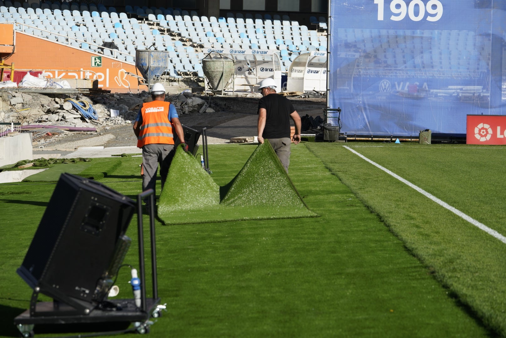 La plantilla del primer equipo se ha ejercitado por primera en el nuevo campo de Anoeta antes de recibir el sábado al Barcelona