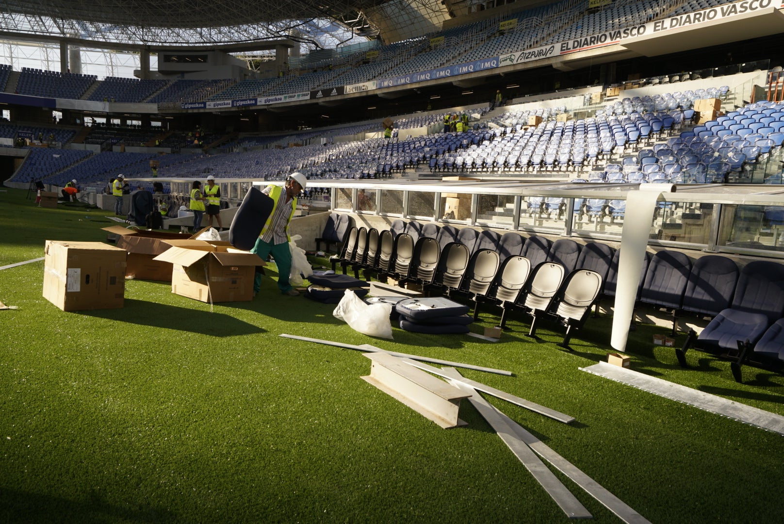 La plantilla del primer equipo se ha ejercitado por primera en el nuevo campo de Anoeta antes de recibir el sábado al Barcelona