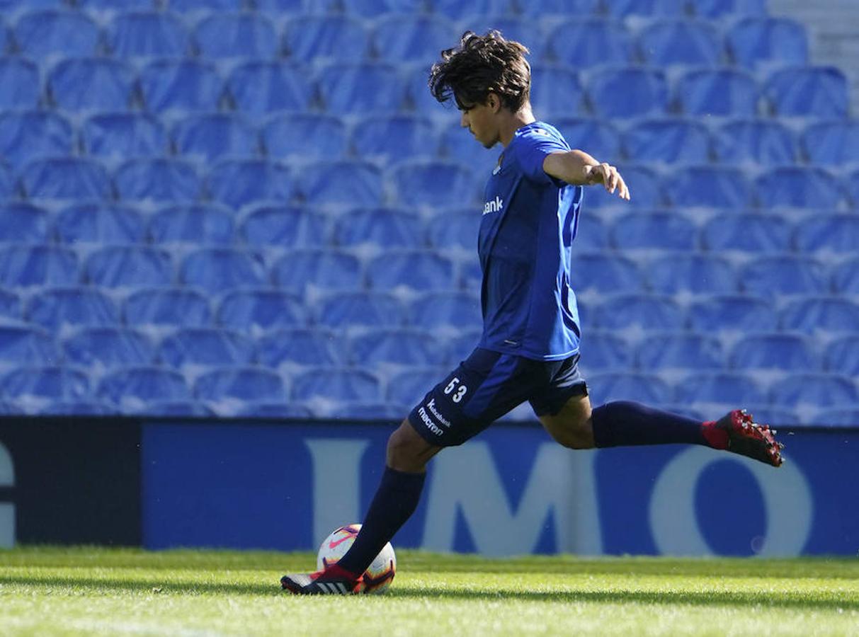La plantilla del primer equipo se ha ejercitado por primera en el nuevo campo de Anoeta antes de recibir el sábado al Barcelona