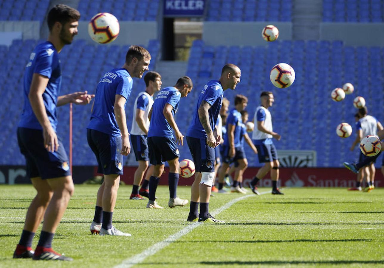 La plantilla del primer equipo se ha ejercitado por primera en el nuevo campo de Anoeta antes de recibir el sábado al Barcelona