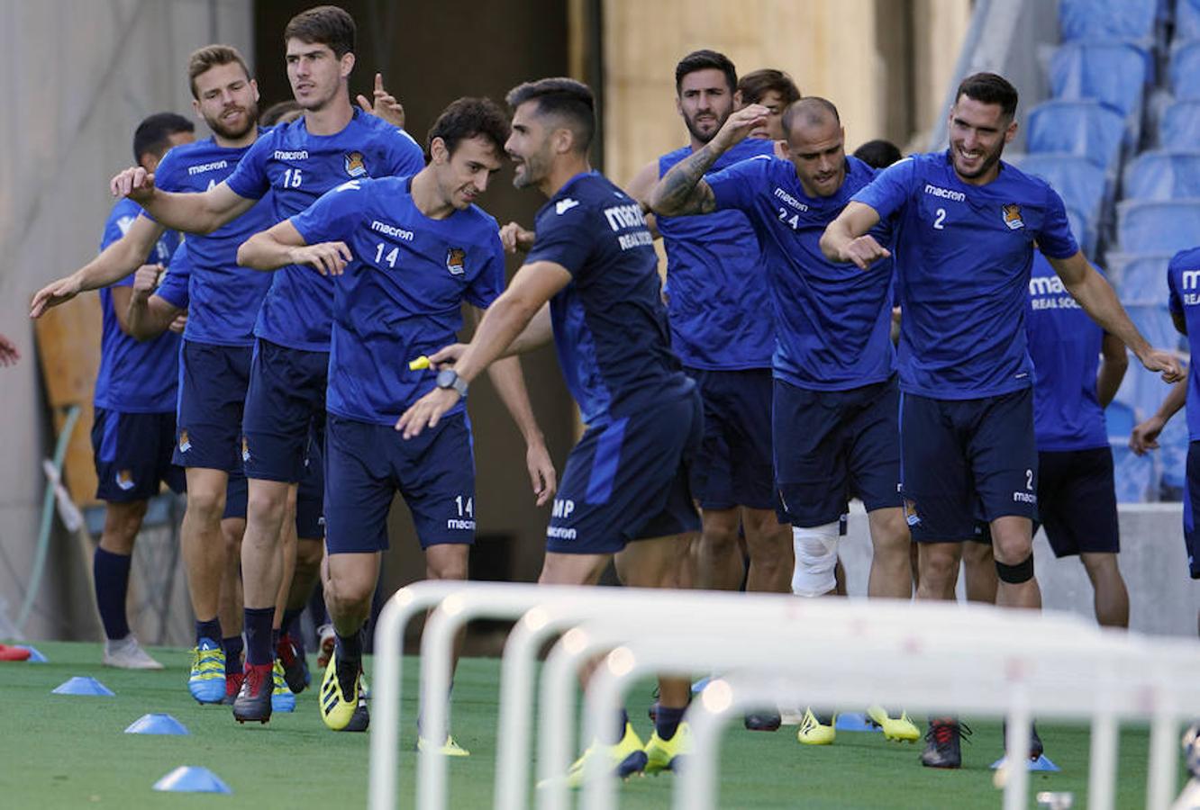 La plantilla del primer equipo se ha ejercitado por primera en el nuevo campo de Anoeta antes de recibir el sábado al Barcelona