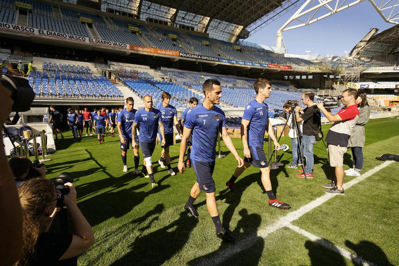 La plantilla del primer equipo se ha ejercitado por primera en el nuevo campo de Anoeta antes de recibir el sábado al Barcelona