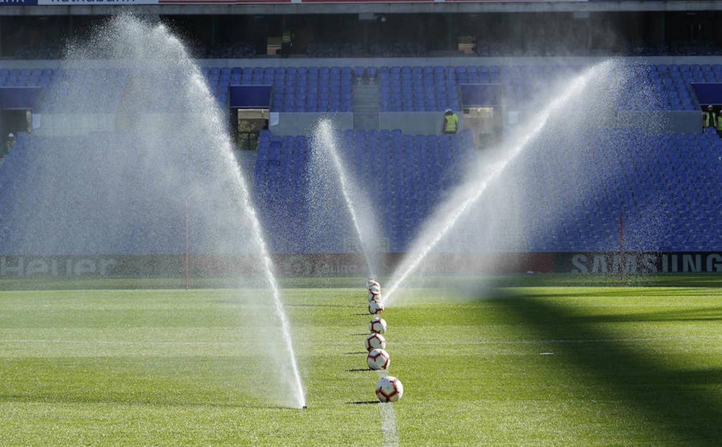 La plantilla del primer equipo se ha ejercitado por primera en el nuevo campo de Anoeta antes de recibir el sábado al Barcelona