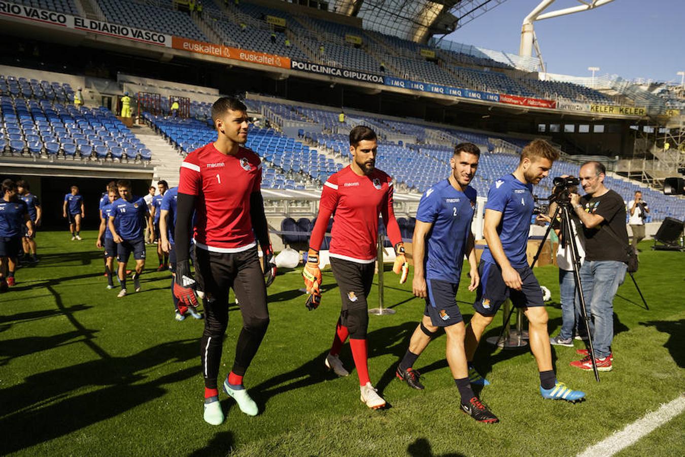 La plantilla del primer equipo se ha ejercitado por primera en el nuevo campo de Anoeta antes de recibir el sábado al Barcelona