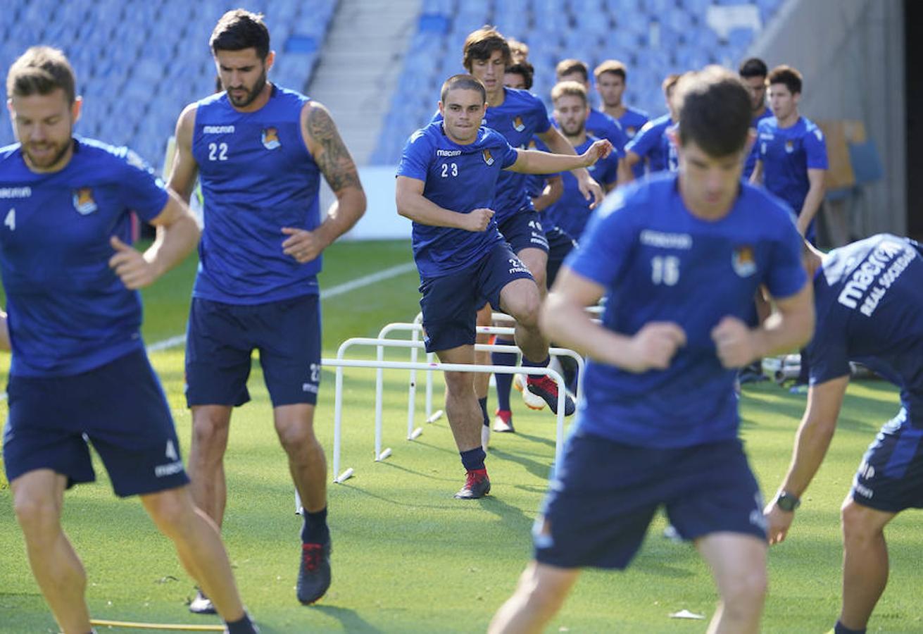 La plantilla del primer equipo se ha ejercitado por primera en el nuevo campo de Anoeta antes de recibir el sábado al Barcelona