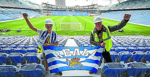 Aitor e Iker, el sobrino y hermano de Aitor Zabaleta, posan en la nueva grada de animación 'Aitor Zabaleta', en el estadio de Anoeta.