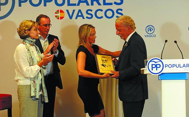Raquel González entrega el premio a José Urquizu. 