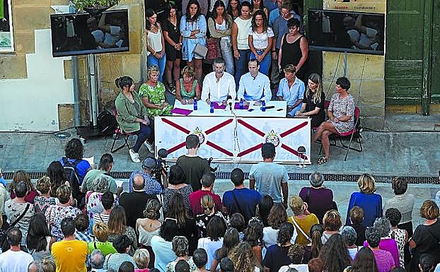 Decenas de personas respaldaron ayer a los representantes del Alarde tradicional. 
