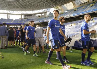 Imagen secundaria 1 - La Real Sociedad pisa por primera vez el césped del nuevo Anoeta. 