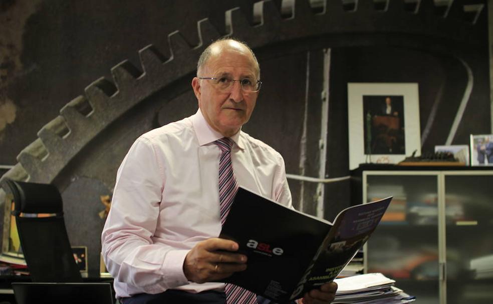 Josetxo Hernández, en las oficinas de la Agrupación de Sociedades Laborales de Euskadi (ASLE), en Bilbao.
