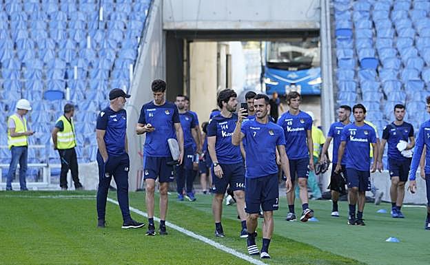Imagen principal - La Real Sociedad pisa por primera vez el césped del nuevo Anoeta. 