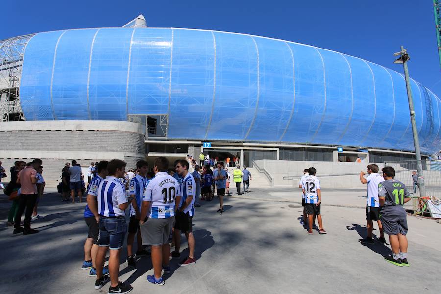 Los aficionados han acudido en masa al estreno del nuevo ANoeta ante el Barcelona