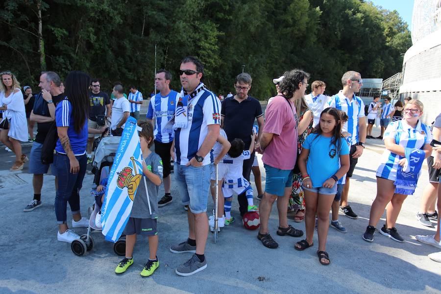 Los aficionados han acudido en masa al estreno del nuevo ANoeta ante el Barcelona