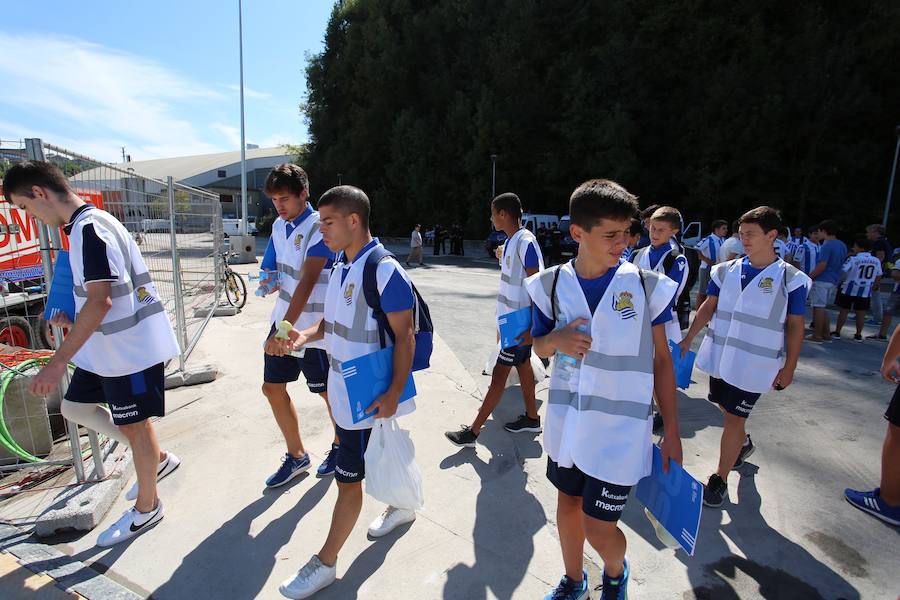 Los aficionados han acudido en masa al estreno del nuevo ANoeta ante el Barcelona