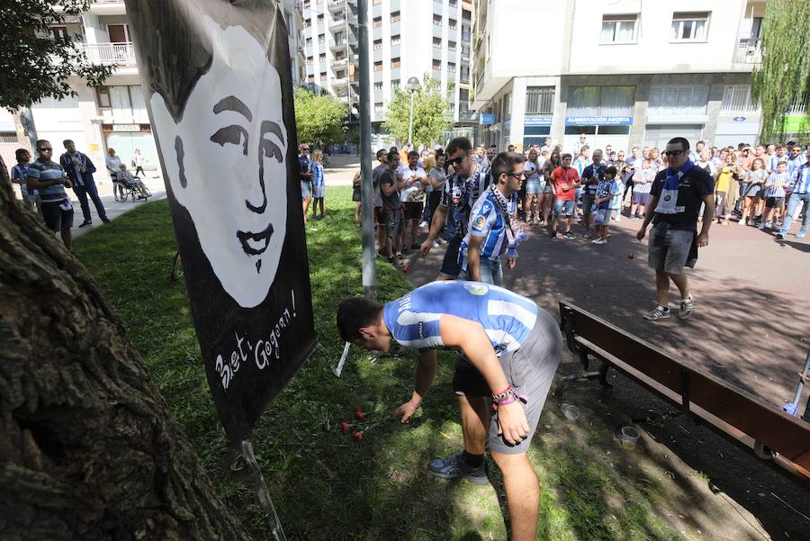 Los aficionados han acudido en masa al estreno del nuevo ANoeta ante el Barcelona