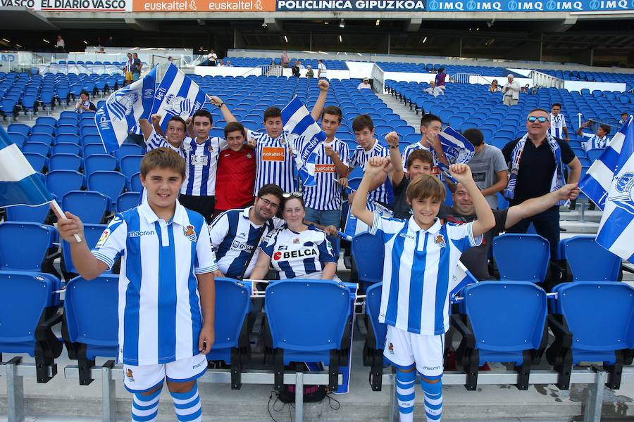 Los aficionados han acudido en masa al estreno del nuevo ANoeta ante el Barcelona
