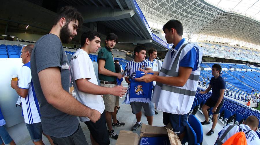 Los aficionados han acudido en masa al estreno del nuevo ANoeta ante el Barcelona