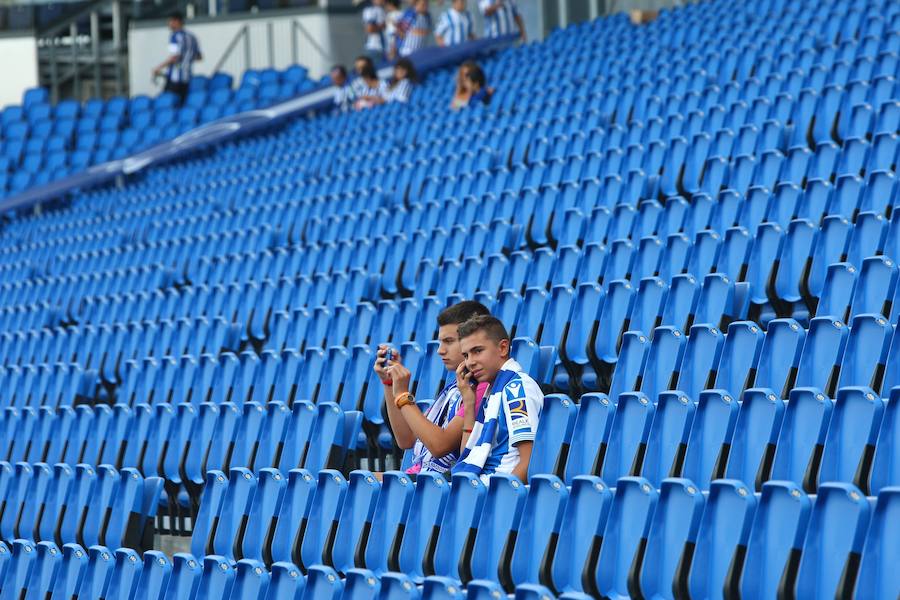 Los aficionados han acudido en masa al estreno del nuevo ANoeta ante el Barcelona