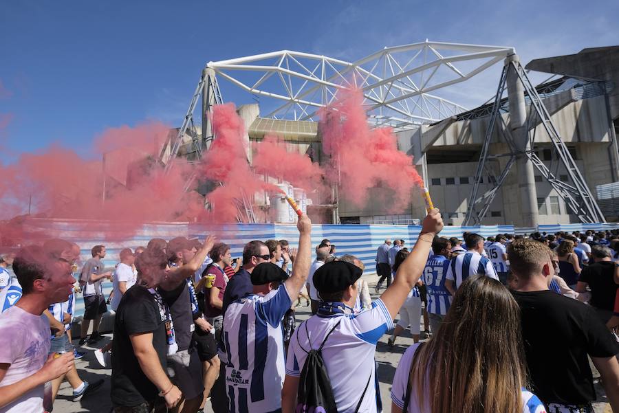 Los aficionados han acudido en masa al estreno del nuevo ANoeta ante el Barcelona
