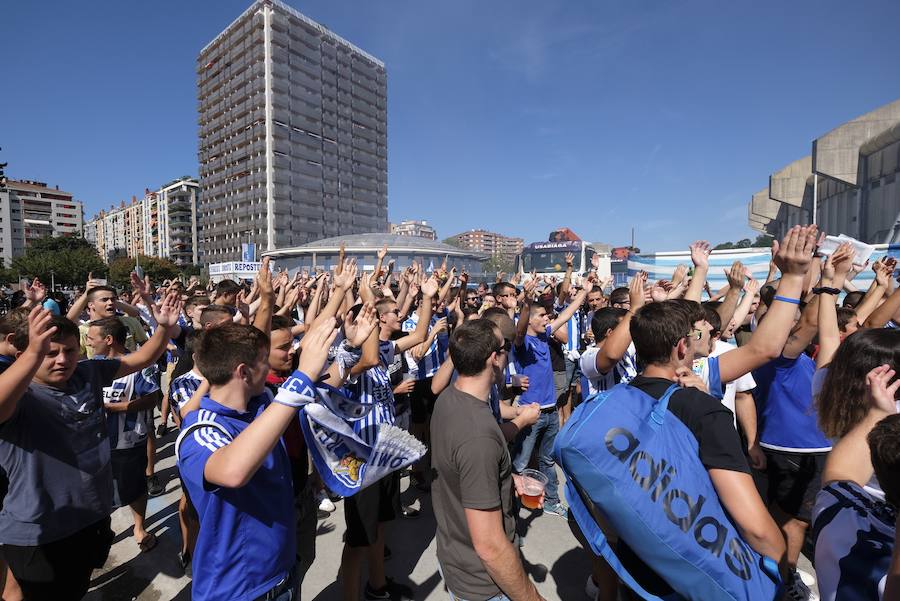 Los aficionados han acudido en masa al estreno del nuevo ANoeta ante el Barcelona