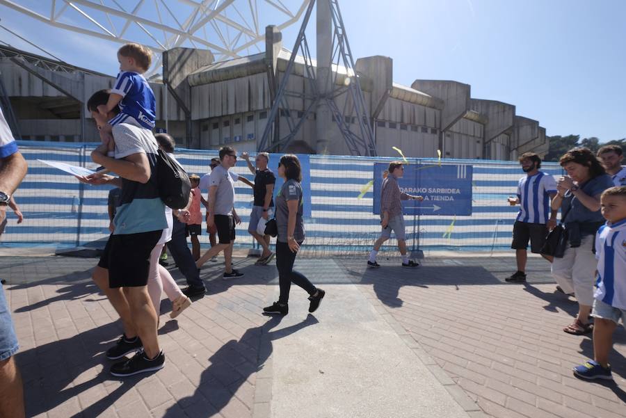 Los aficionados han acudido en masa al estreno del nuevo ANoeta ante el Barcelona