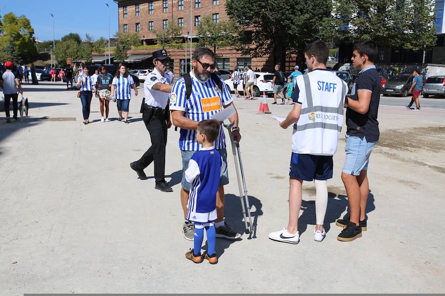Los aficionados han acudido en masa al estreno del nuevo ANoeta ante el Barcelona