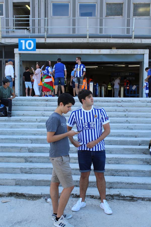 Los aficionados han acudido en masa al estreno del nuevo ANoeta ante el Barcelona