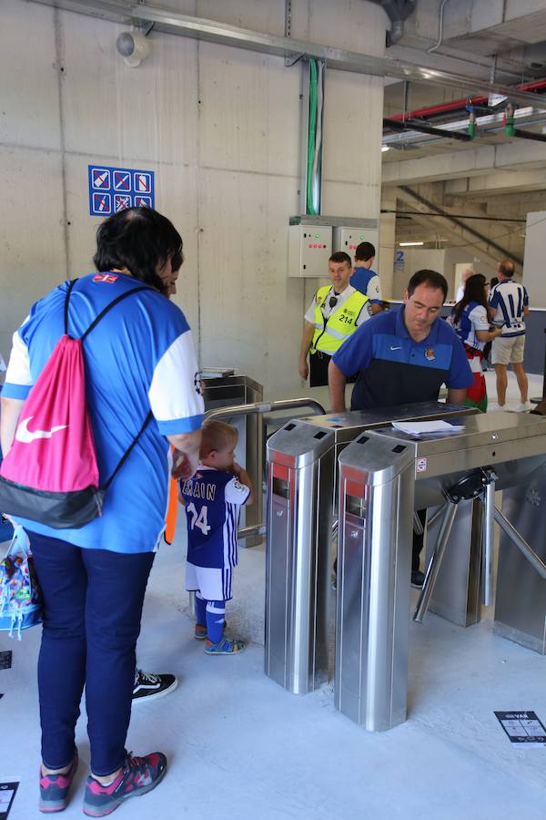 Los aficionados han acudido en masa al estreno del nuevo ANoeta ante el Barcelona