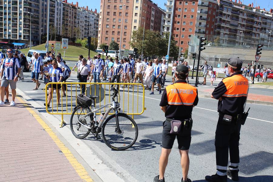 Los aficionados han acudido en masa al estreno del nuevo ANoeta ante el Barcelona