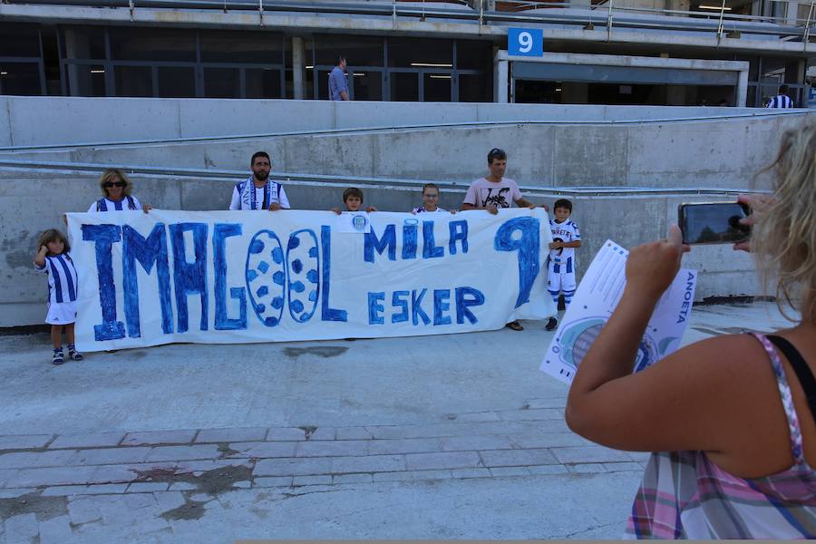Los aficionados han acudido en masa al estreno del nuevo ANoeta ante el Barcelona