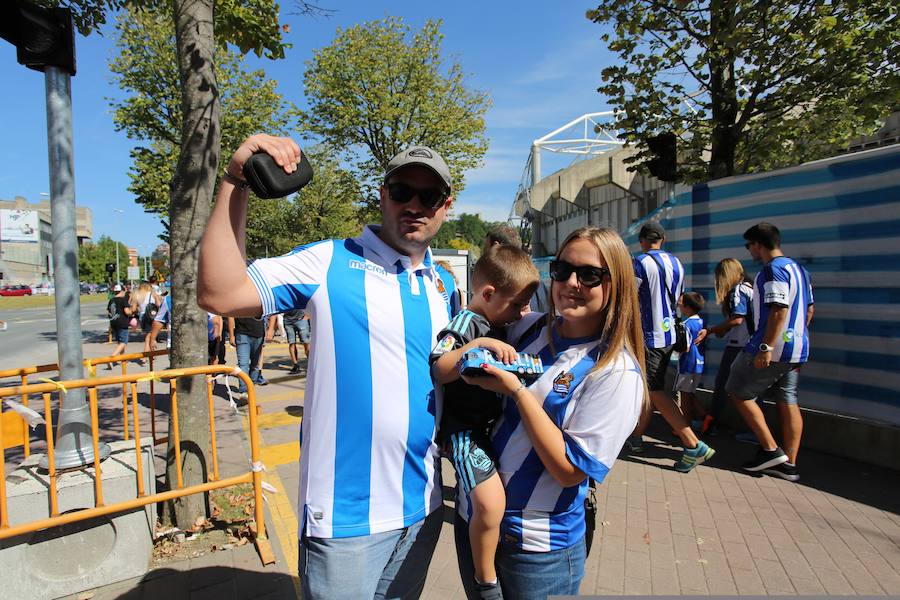 Los aficionados han acudido en masa al estreno del nuevo ANoeta ante el Barcelona