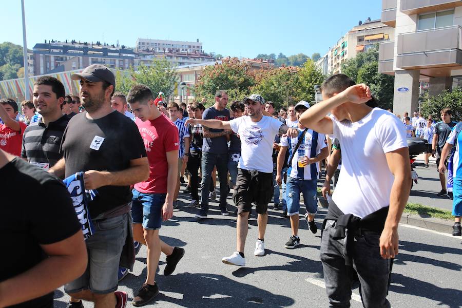 Los aficionados han acudido en masa al estreno del nuevo ANoeta ante el Barcelona