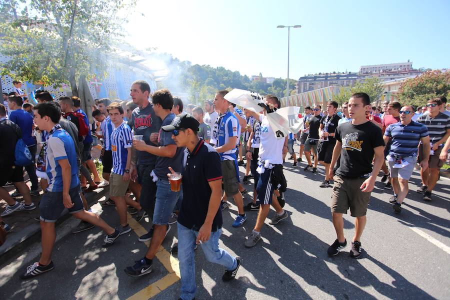 Los aficionados han acudido en masa al estreno del nuevo ANoeta ante el Barcelona