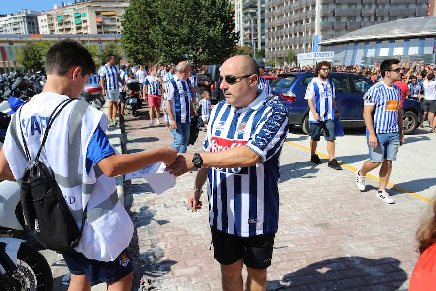 Los aficionados han acudido en masa al estreno del nuevo ANoeta ante el Barcelona