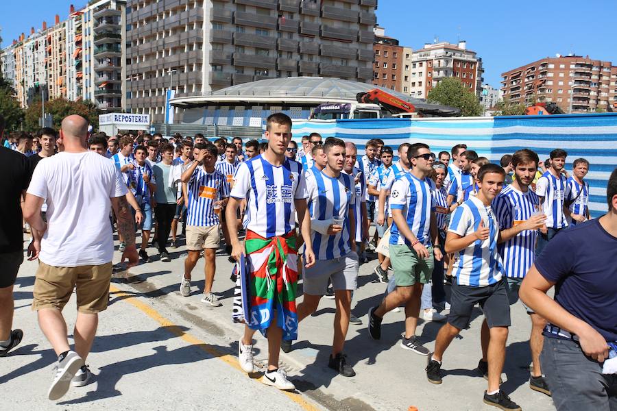 Los aficionados han acudido en masa al estreno del nuevo ANoeta ante el Barcelona