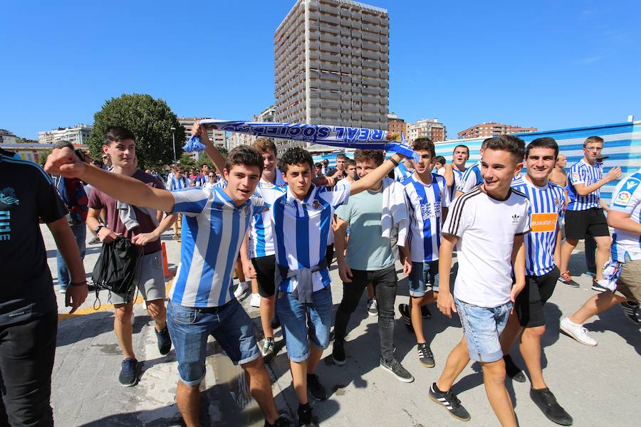 Los aficionados han acudido en masa al estreno del nuevo ANoeta ante el Barcelona