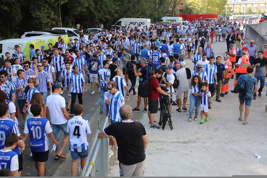 Los aficionados han acudido en masa al estreno del nuevo ANoeta ante el Barcelona