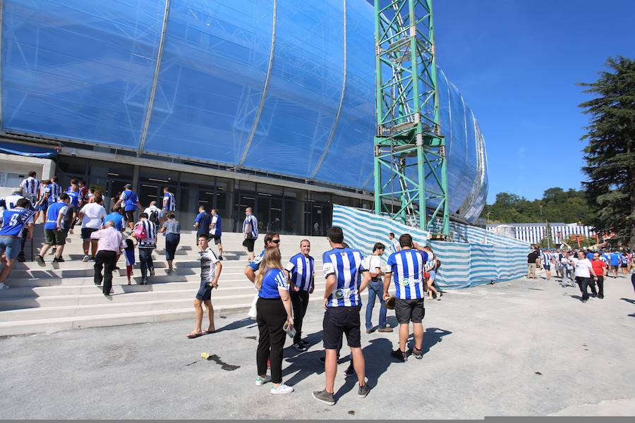 Los aficionados han acudido en masa al estreno del nuevo ANoeta ante el Barcelona