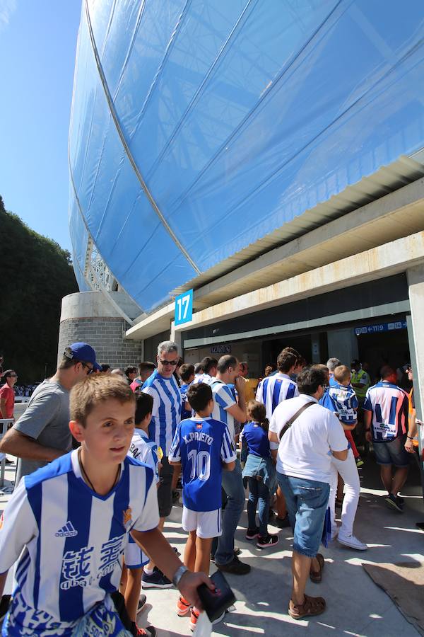 Los aficionados han acudido en masa al estreno del nuevo ANoeta ante el Barcelona