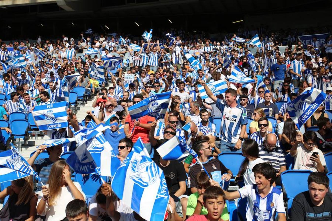 El equipo txuri-urdin ha estrenado el nuevo Anoeta frente a los blaugranas