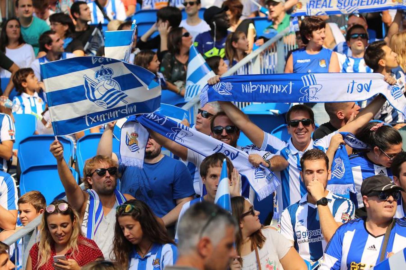 El equipo txuri-urdin ha estrenado el nuevo Anoeta frente a los blaugranas