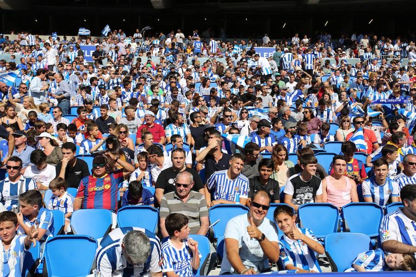 El equipo txuri-urdin ha estrenado el nuevo Anoeta frente a los blaugranas