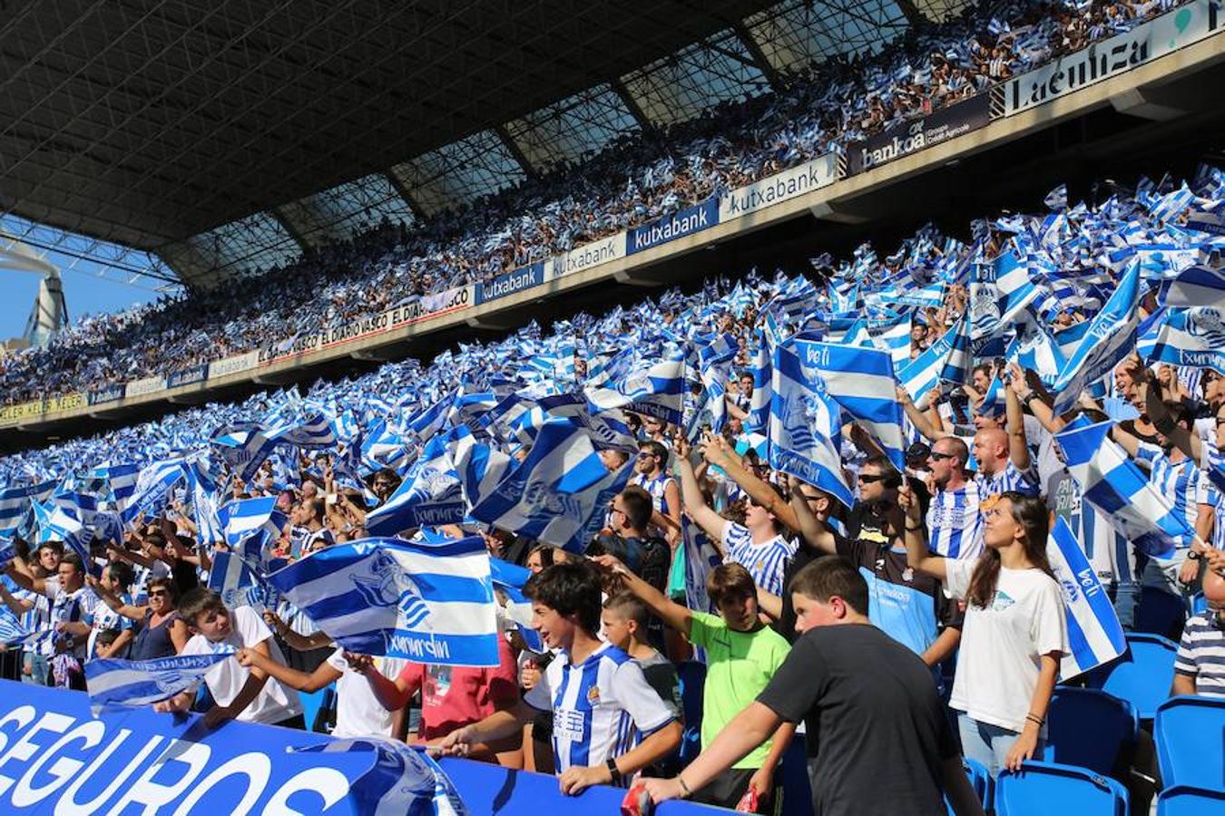 El equipo txuri-urdin ha estrenado el nuevo Anoeta frente a los blaugranas