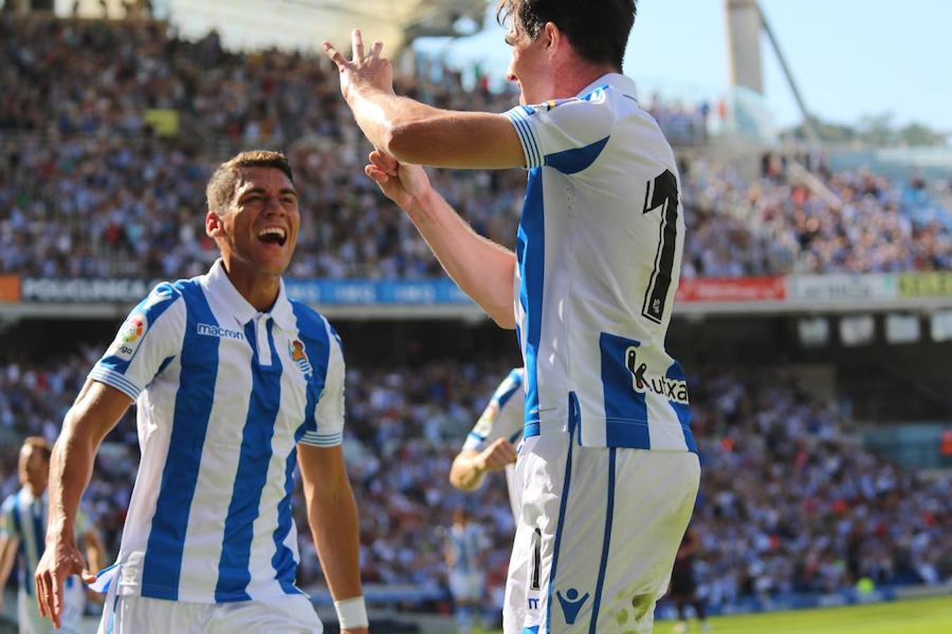 El equipo txuri-urdin ha estrenado el nuevo Anoeta frente a los blaugranas