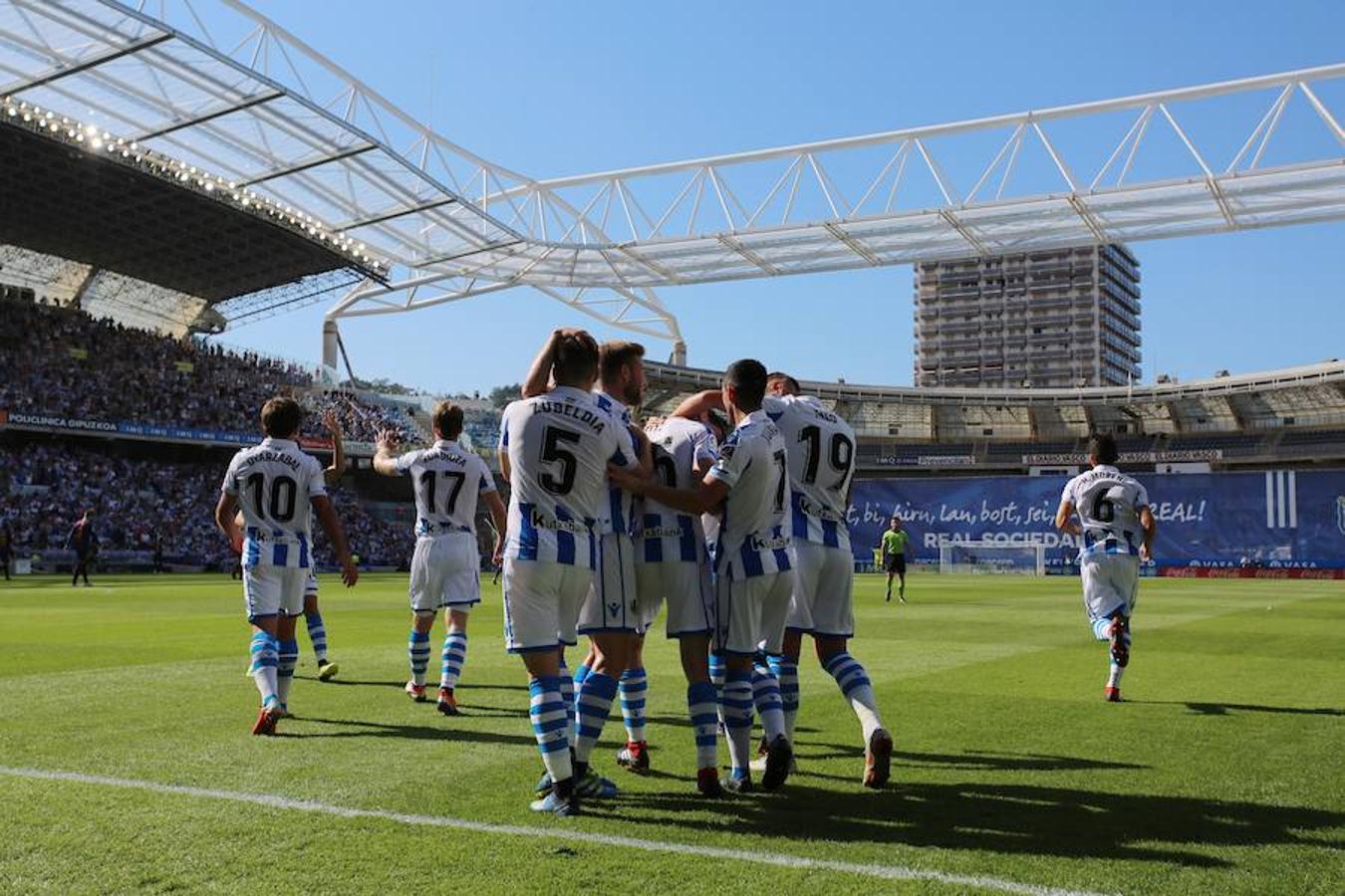 El equipo txuri-urdin ha estrenado el nuevo Anoeta frente a los blaugranas