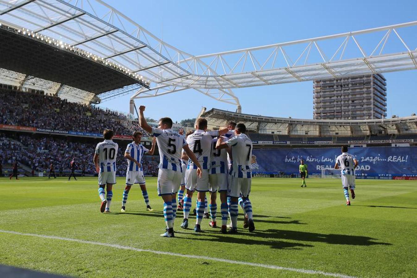 El equipo txuri-urdin ha estrenado el nuevo Anoeta frente a los blaugranas