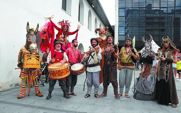 El grupo gallego Acibreira animó ayer la fiesta en el casco urbano.